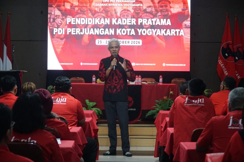 Ganjar Pranowo berdiri di hadapan puluhan kader PDI Perjuangan Kota Yogyakarta berbaju merah pada acara kaderisasi di Kaliurang